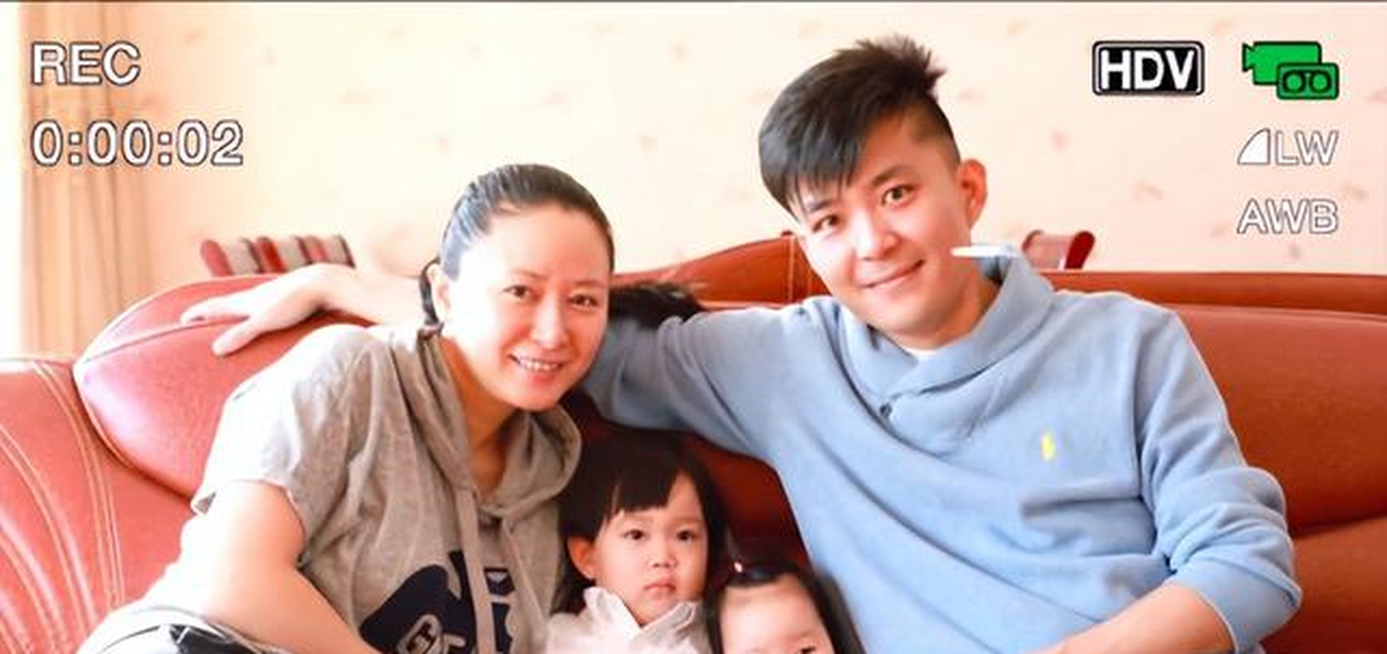 近日,女演员张恒罕见在社交平台晒出了两张全家福,照片是一家四口坐在