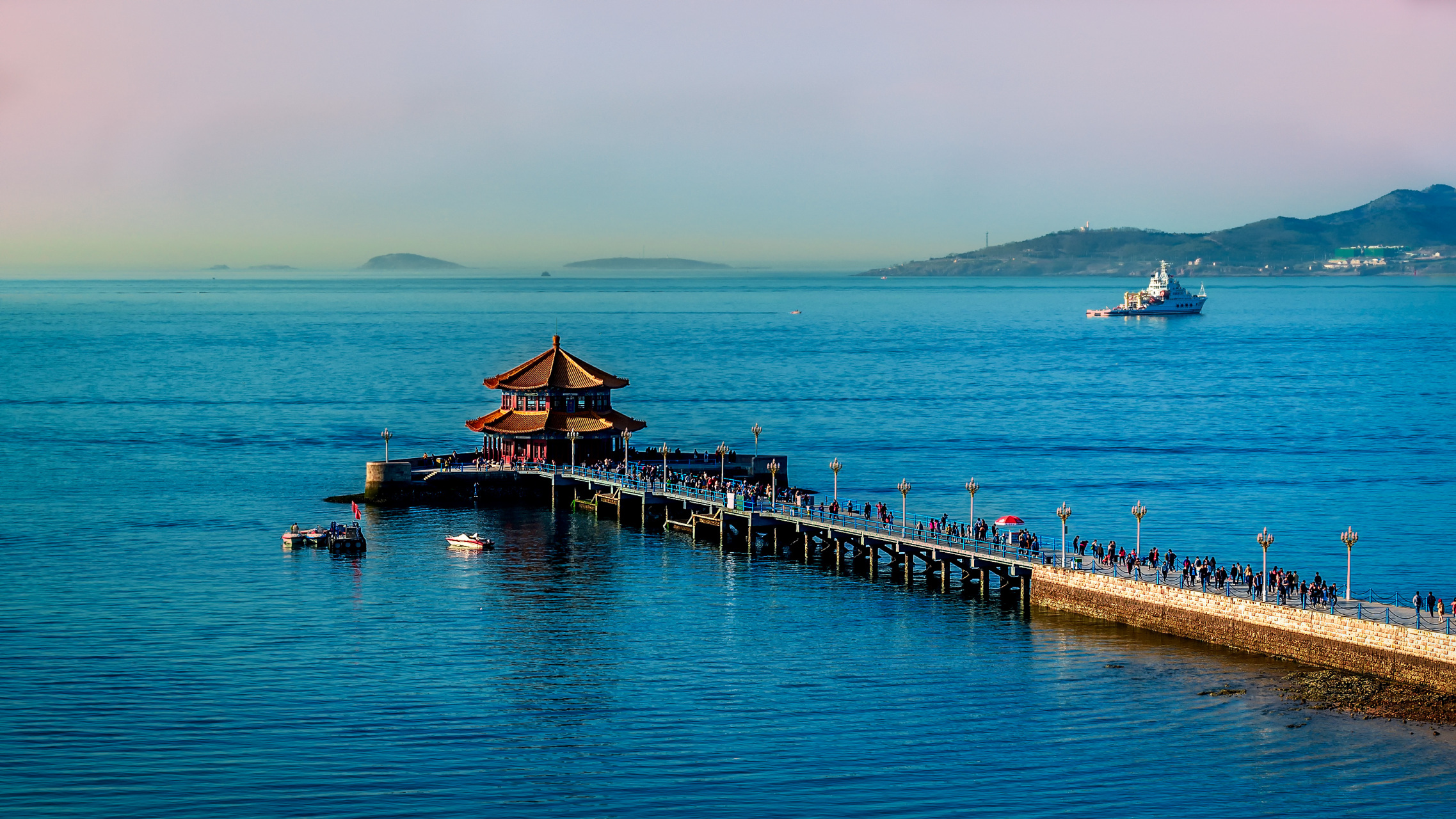 栈桥是青岛的标志性建筑之一,是一座连接海上游乐场和浮山湾的大型