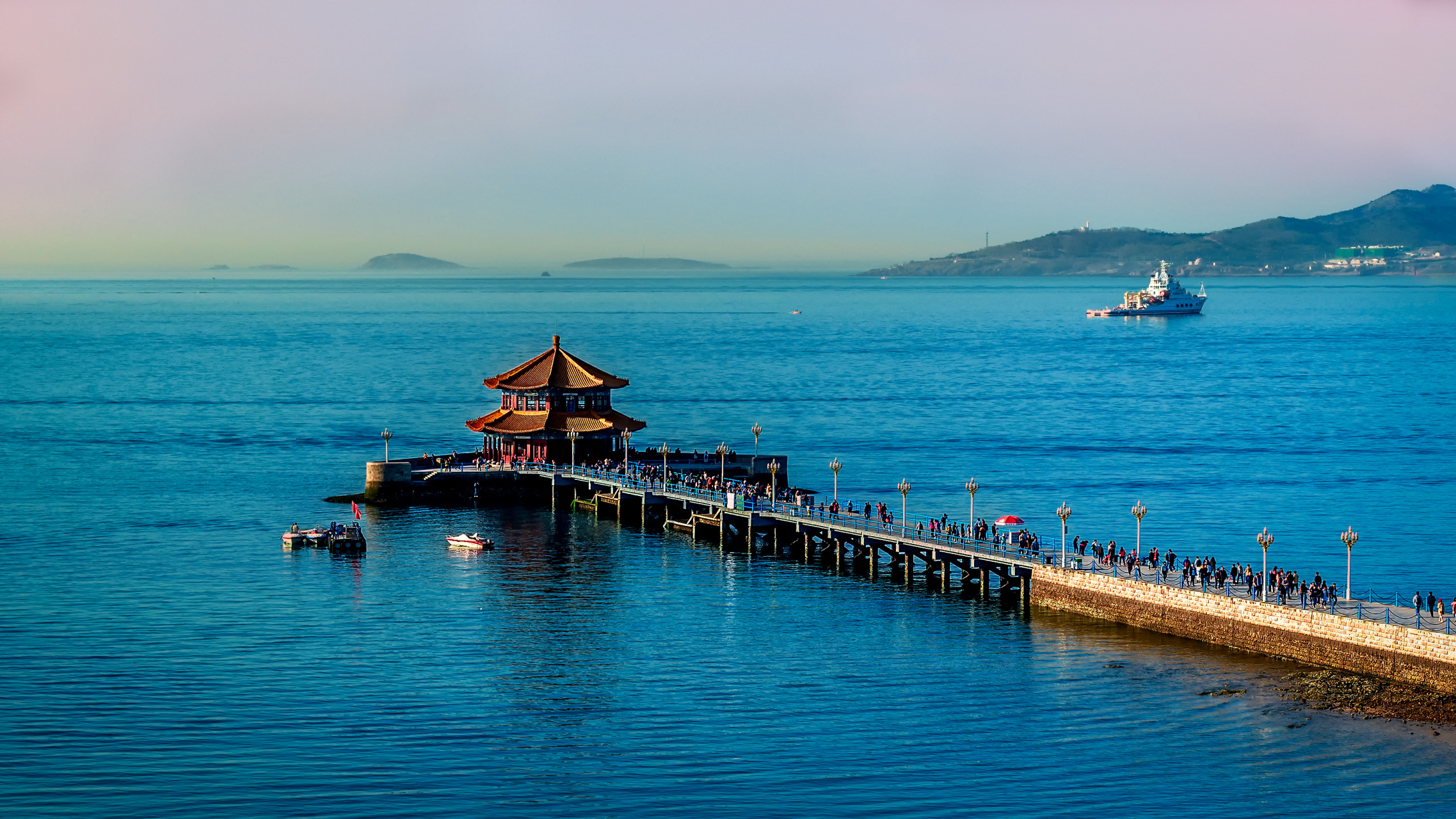 栈桥是青岛的标志性建筑之一,是一座连接海上游乐场和浮山湾的大型