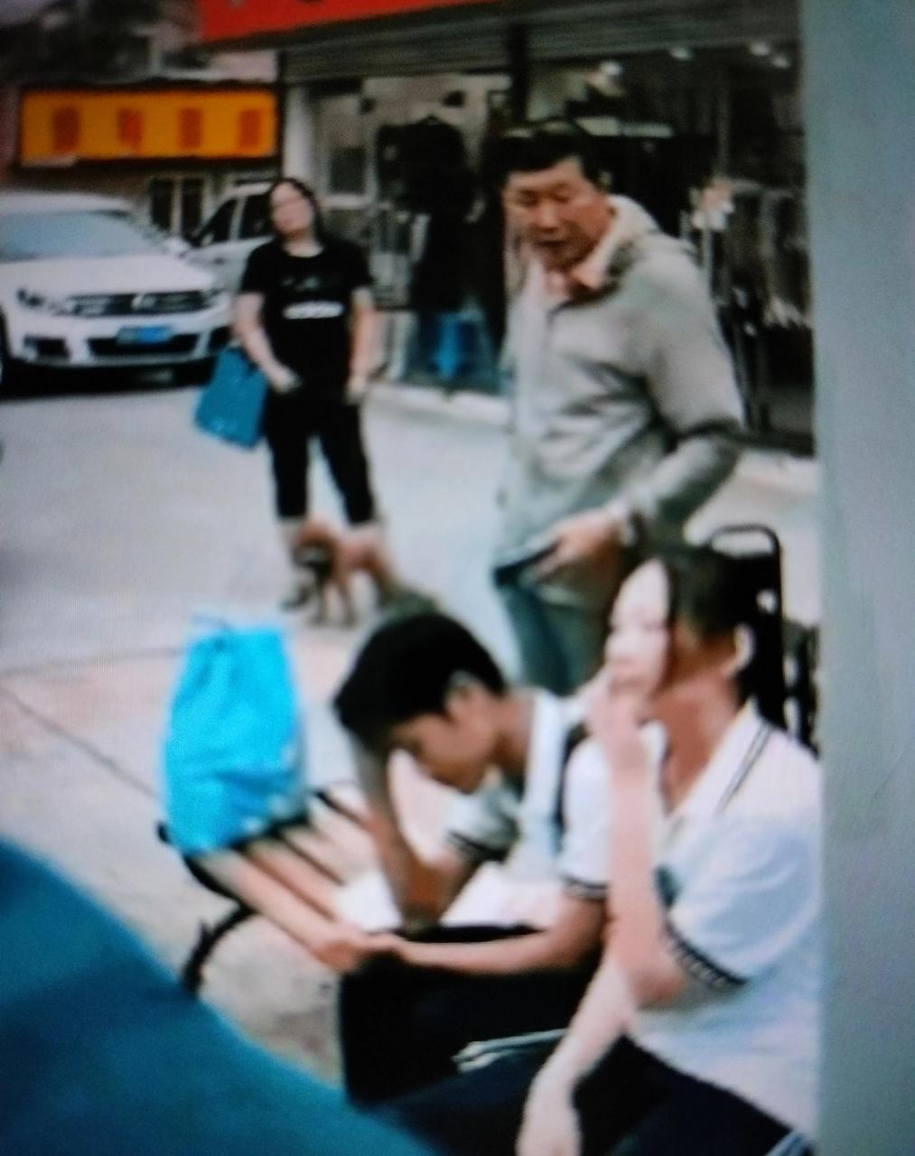 这女孩儿看起来也就十五,六岁,就在人来人往的大街上,骑在男孩的身上