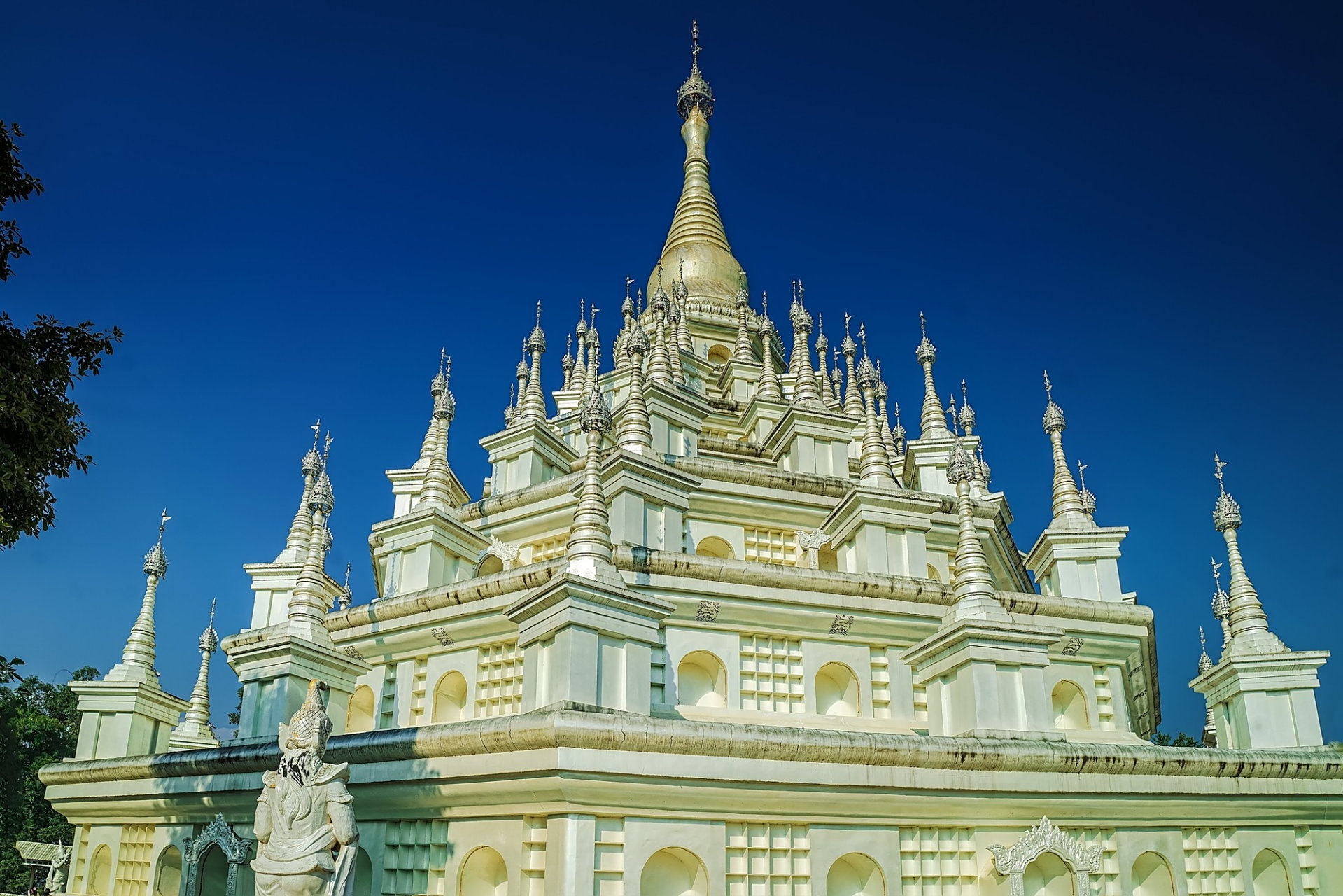 勐焕银塔又称千佛银塔,位于云南省德宏州府芒市东南雷崖让山的山顶,在