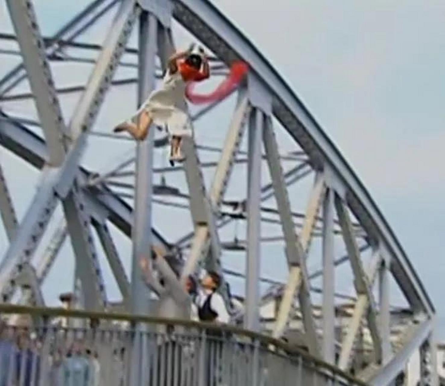 怪不得当时觉得依萍跳桥的动作那么豪迈,原来替身是张晋!