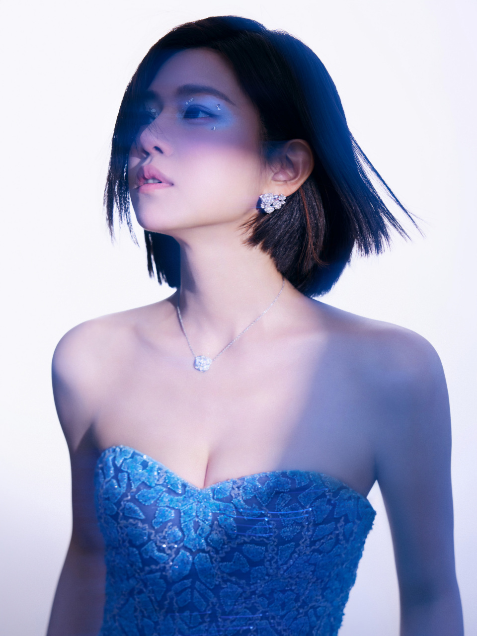 【娱乐快讯】陈妍希现身某活动现场,身着抹胸裙大秀好身材,妆容吸睛
