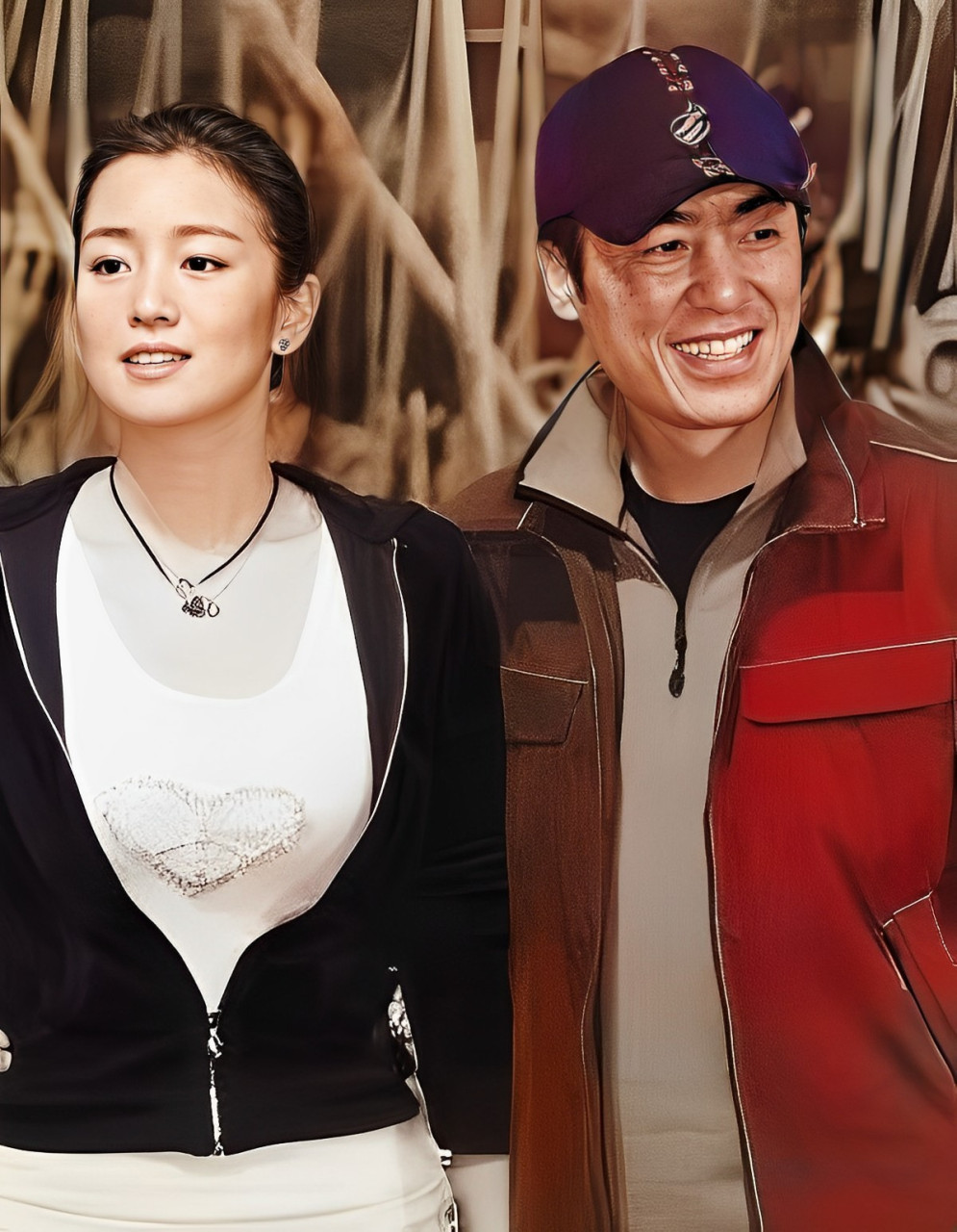 1988年的一张有趣的照片巩俐23岁,张艺谋38岁.