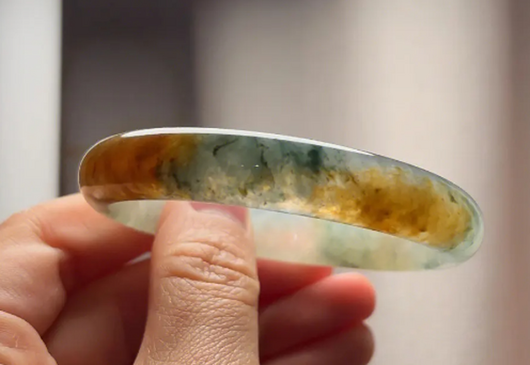 点击头像看直播# #翡翠手镯#飘花就是指翡翠上的一片由色根色斑钩成