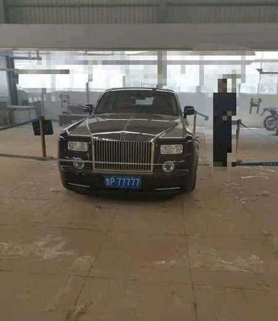 黑老大唐金文的劳斯莱斯正在被法院拍卖,这台劳斯莱斯是购置于2012年
