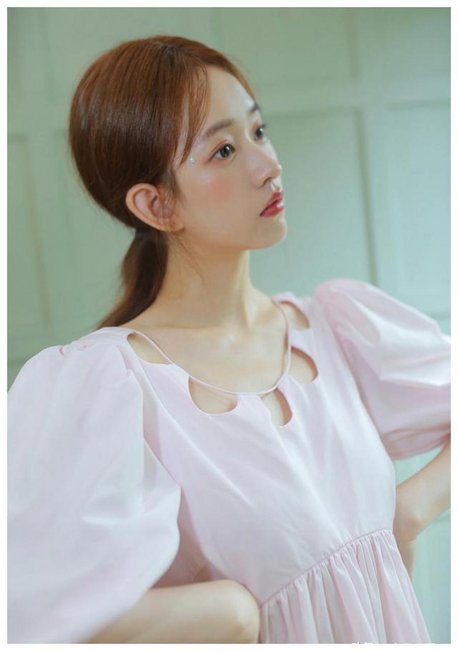 张丹三粉色连衣裙性感写真