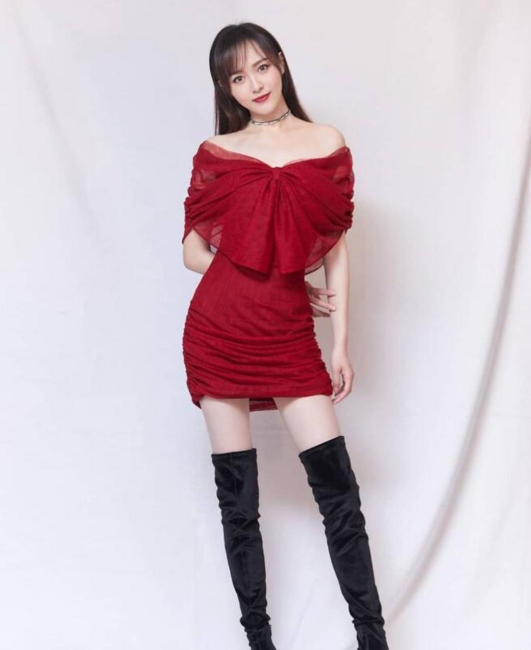 妩媚优雅,时尚靓丽的#唐嫣# 一袭红色深v溜肩包臀裙,搭配黑色长筒靴