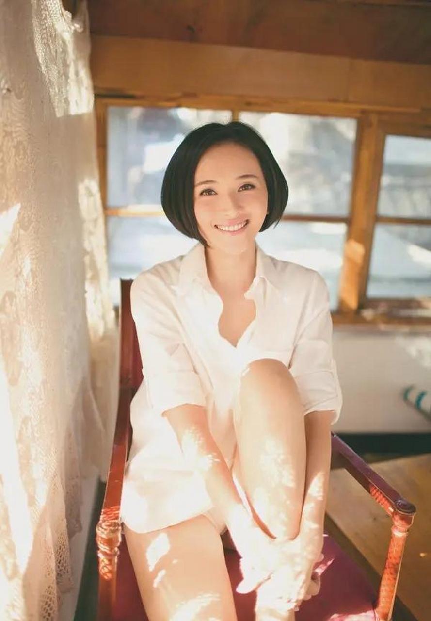 茗洋娱乐—美女明星-李依玲