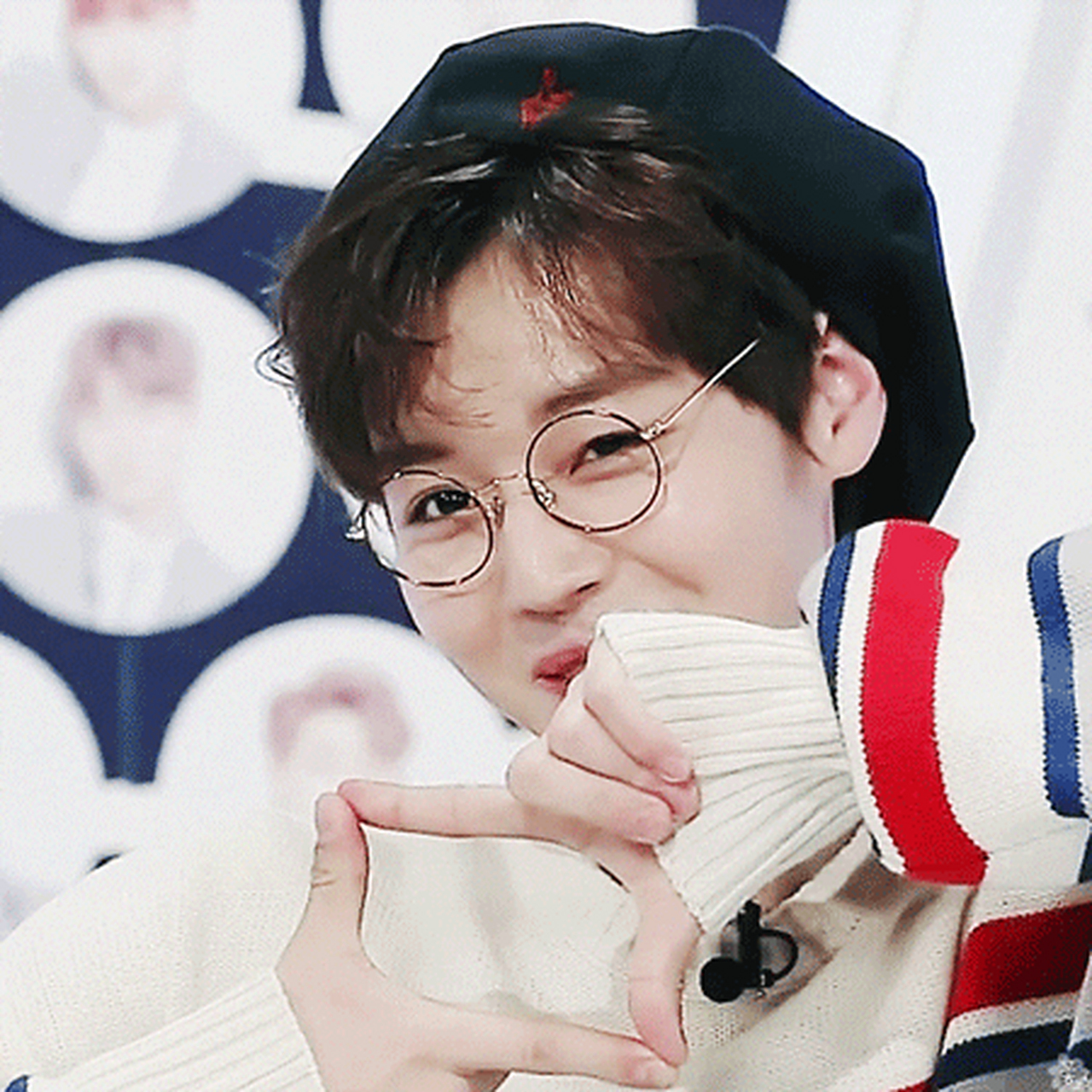 朴志训拥有朦胧的眼神,可爱的微笑,狙击着十代少女们的心,天生就像