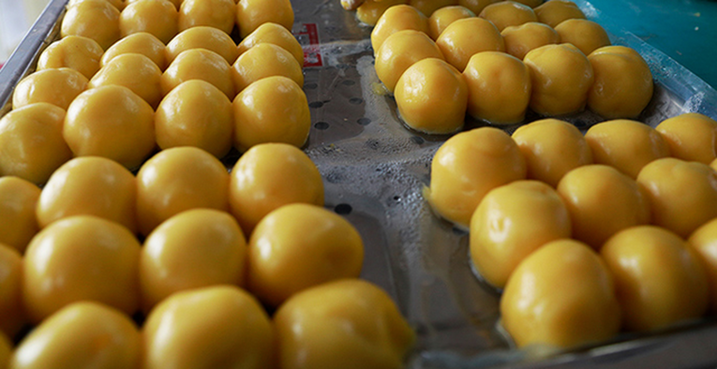 粘豆包是玉米,大黄米,糯米,芸豆制作而成的,中间包裹着芸豆,一颗黄色