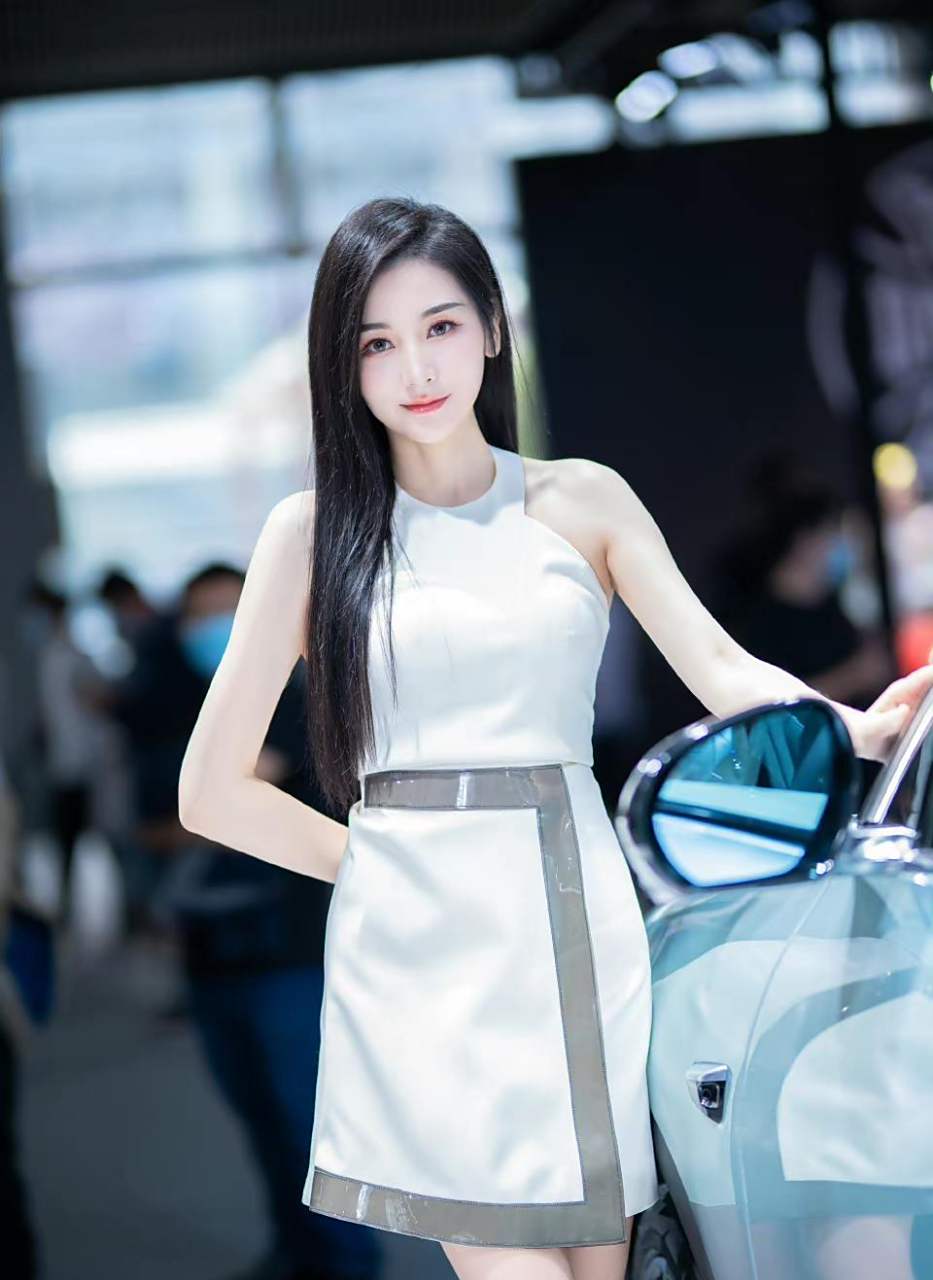 黑长直气质美女,不一定斩男但一定斩女!