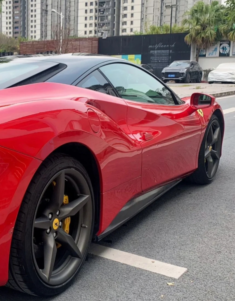 这是一款97骚红法拉利488,红色魔幻跑车,以其撕裂空气的速度感