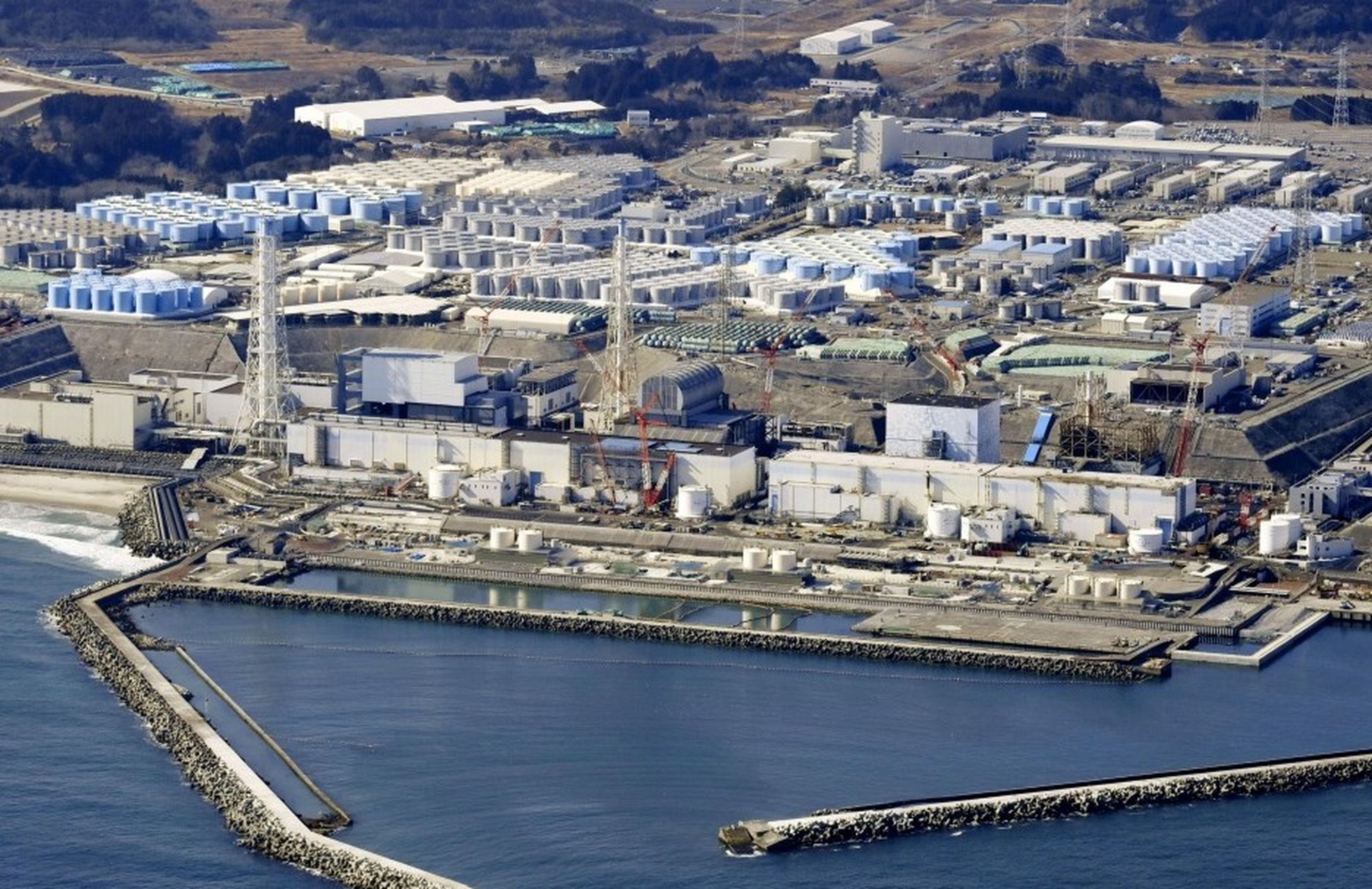 福岛第一核电站核污染水放射性物质的过程中,由于水管脱落,5名工作