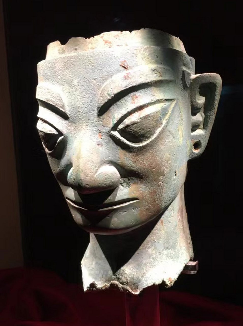 三星堆的青铜人头像,为什么眼睛鼻子都非常大?