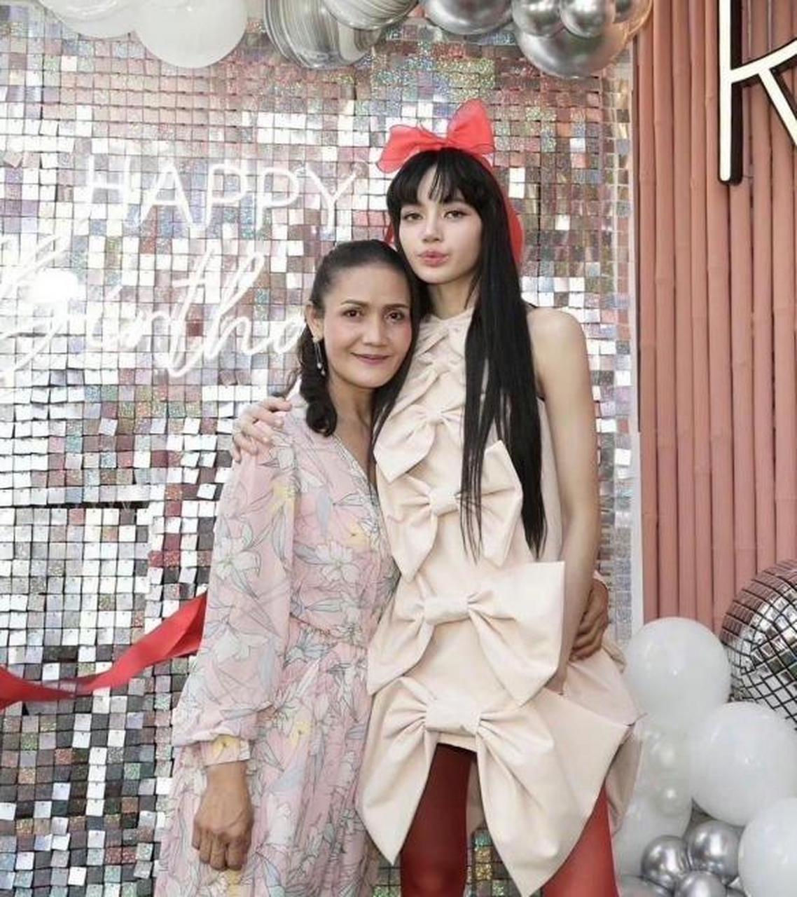 lisa和爸爸妈妈一起过生日,好温馨啊