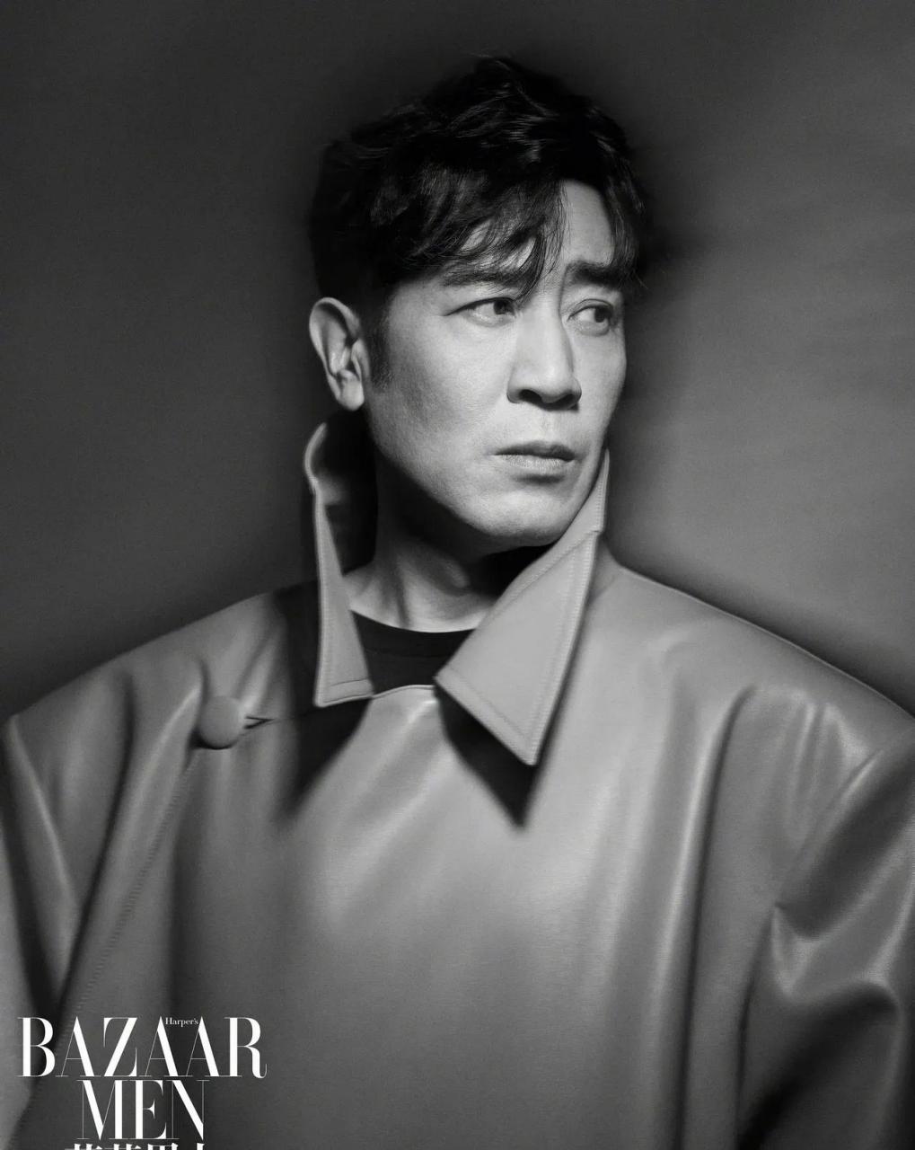 于和伟穿上军装的样子真的太像个军官了,威武挺拔,还带着一股军人特