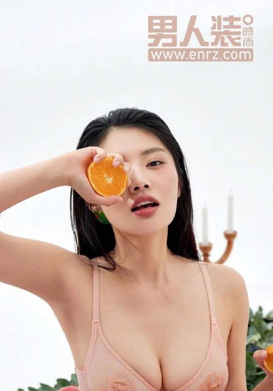 "大嫂"徐冬冬上了《男人装》封面,身材妖娆,秀色可餐.