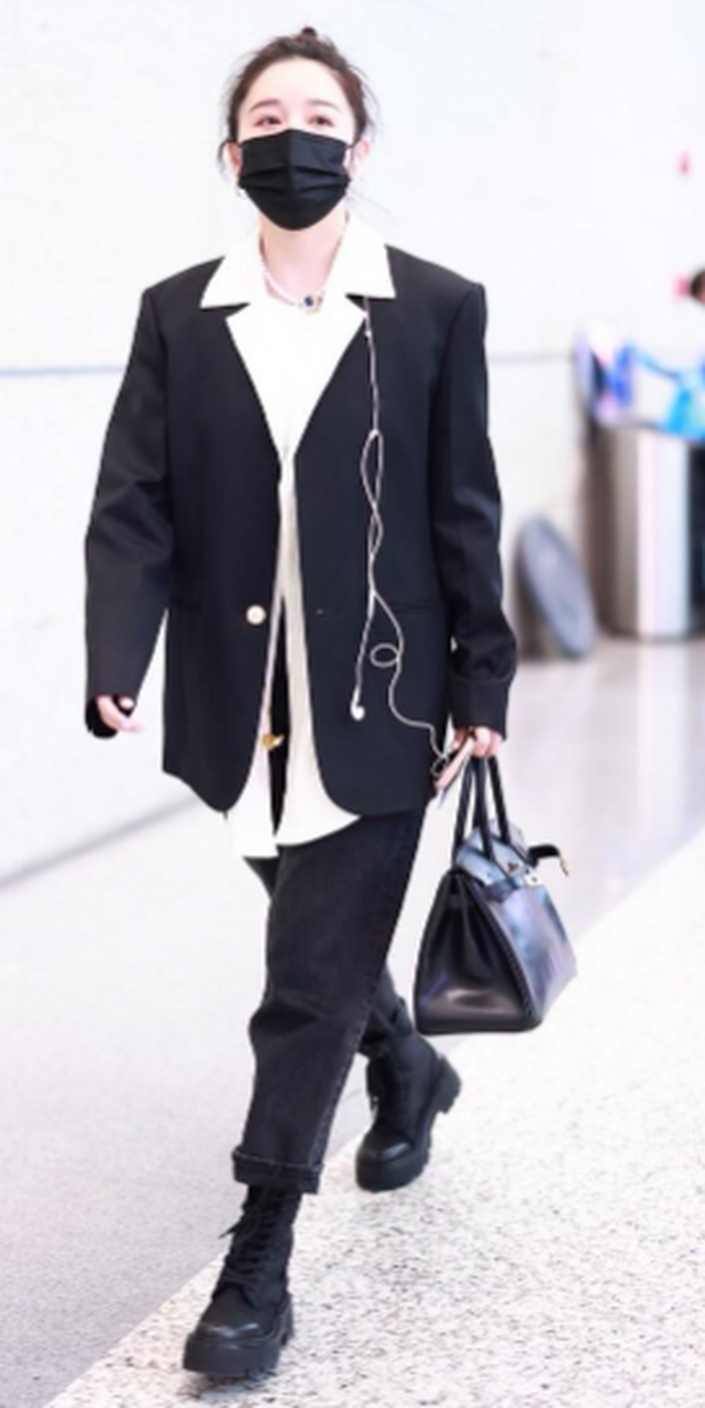 阚子清机场街拍,黑色西服 白色衬衫 马丁靴酷帅干练!