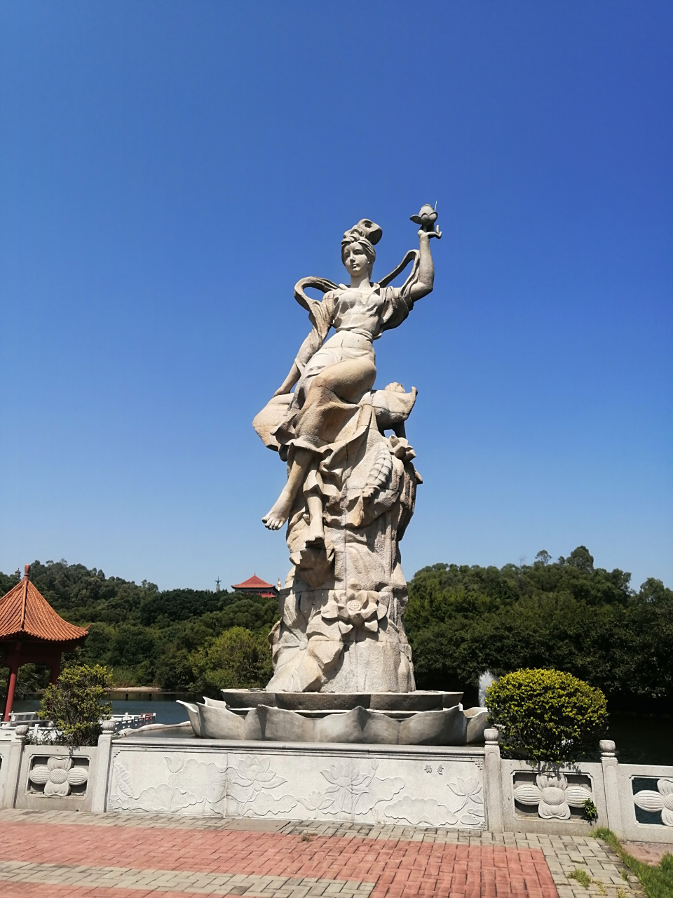 广州莲花禅寺位于广州番禺区莲花山的核心地区,始建于南朝梁代,是广州