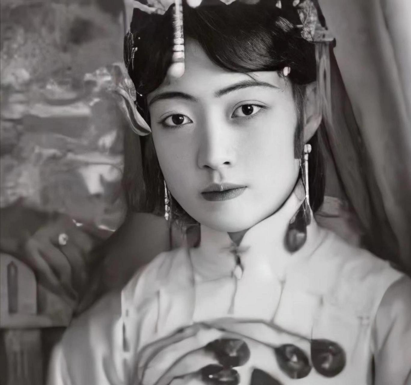 婉容皇后,本名为郭布罗·婉容,满洲正白旗人,父亲荣