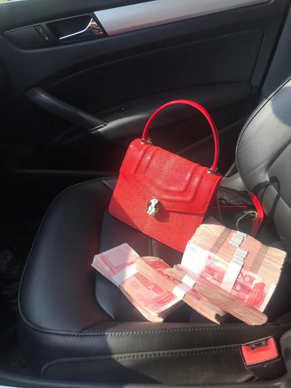 当一人开始用现金,不用怀疑,他(她)真的没钱了.