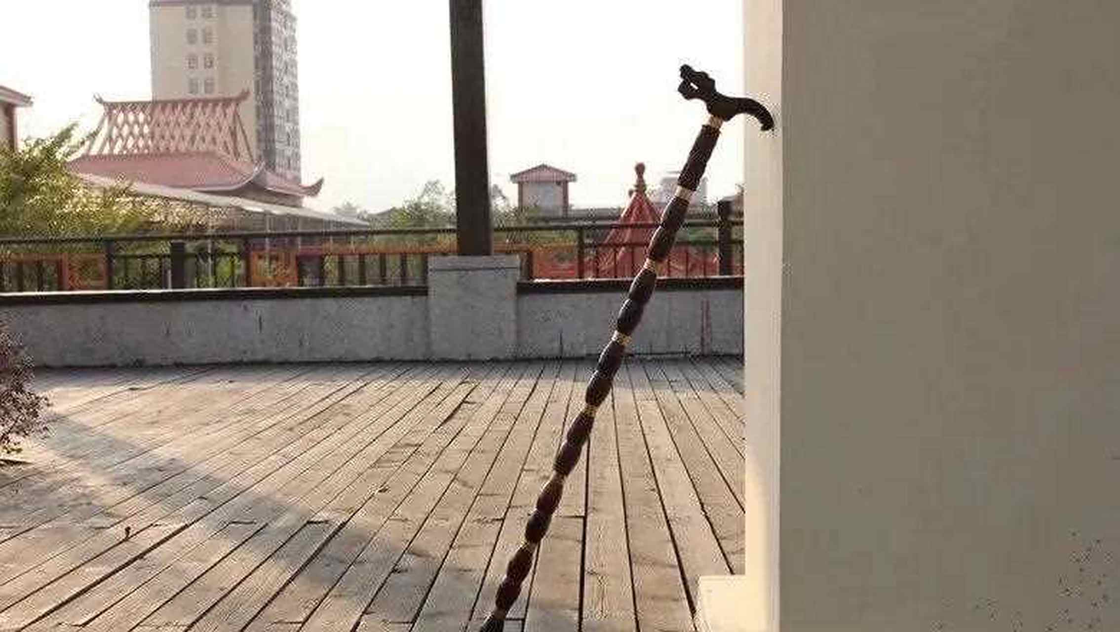 品名:大红酸枝龙头拐杖 型号:718d 孝心大使送礼,不忘父母养育恩,拐杖