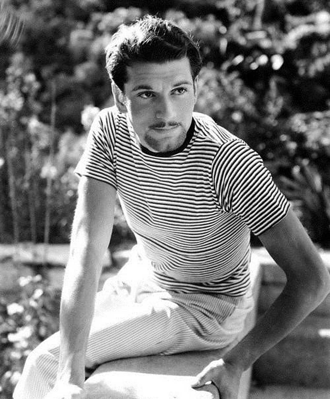 劳伦斯·奥利弗,1907年1月 22日生于英国,十五岁登台,主演《呼啸山庄