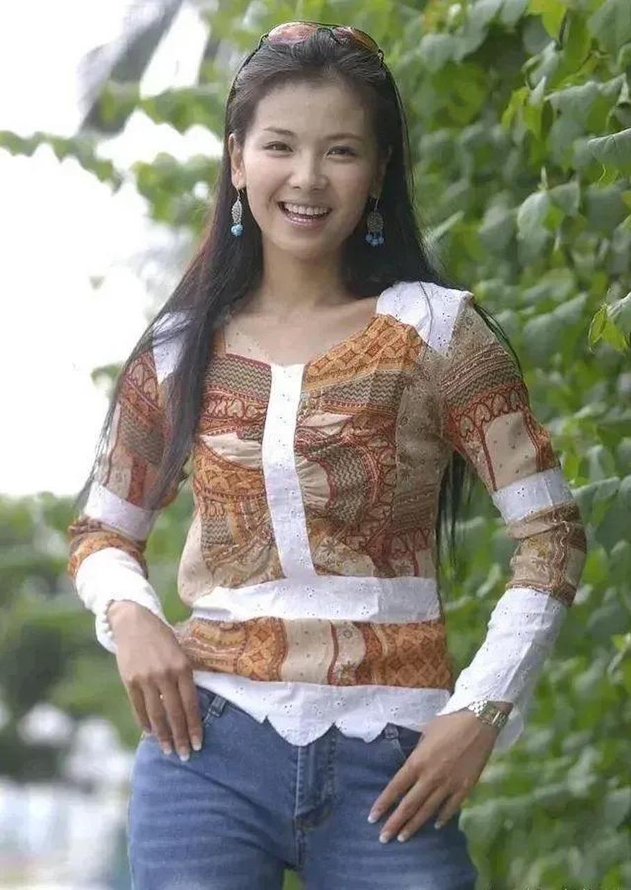 刘涛年轻时的一张照片展现了她婀娜的身材和略显丰腴的身材.