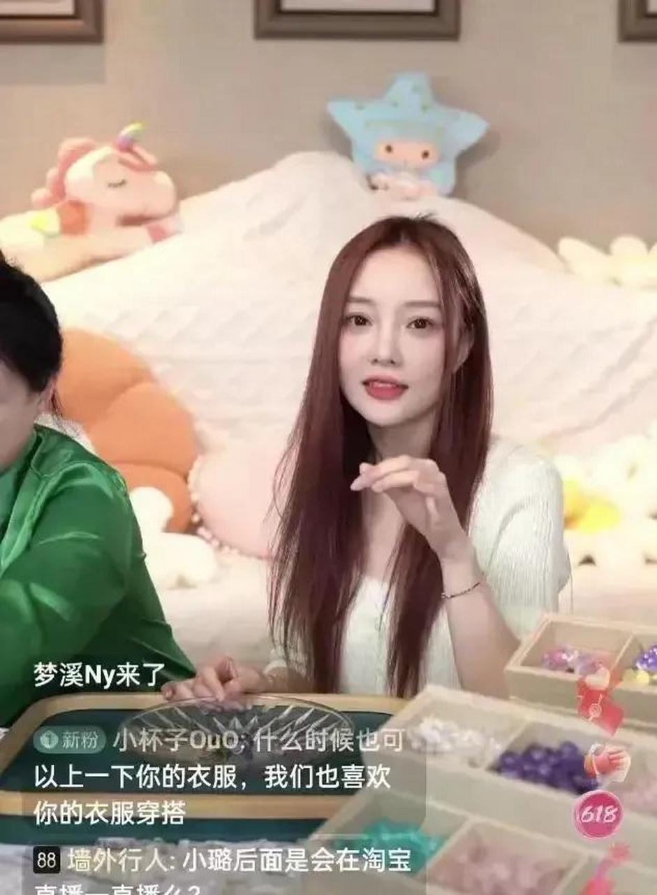 李小璐学董洁的直播风格,开直播串珠子,说话温柔笑容灿烂