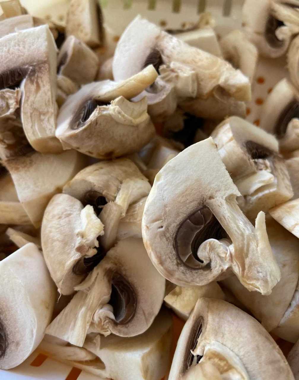 白蘑菇,有毒吧每次看着外表雪白的,切开才知道里面都是发黑的.