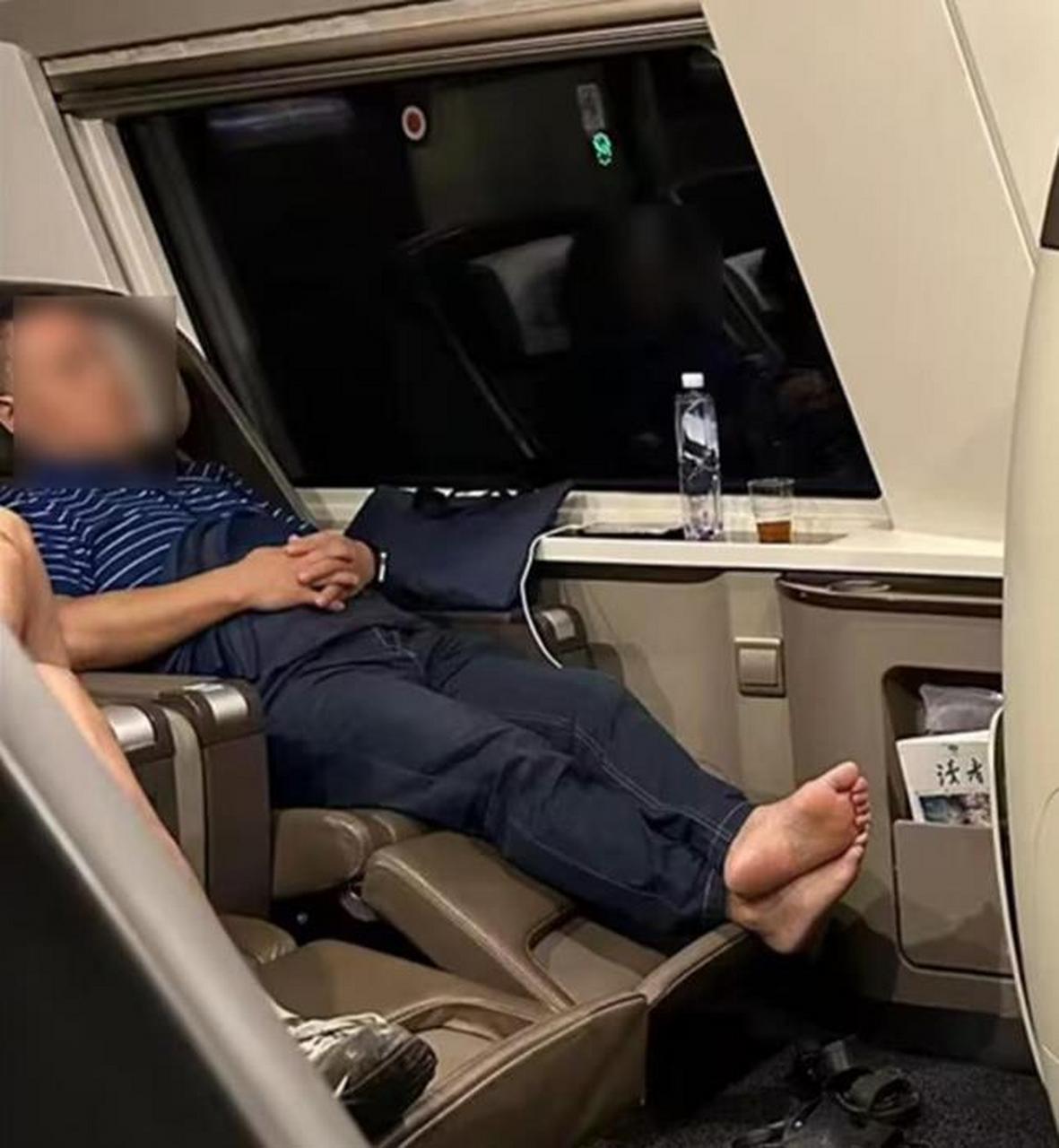 无票铁路职工被曝商务座脱鞋睡觉  高铁商务座是高铁列车上的一种高端