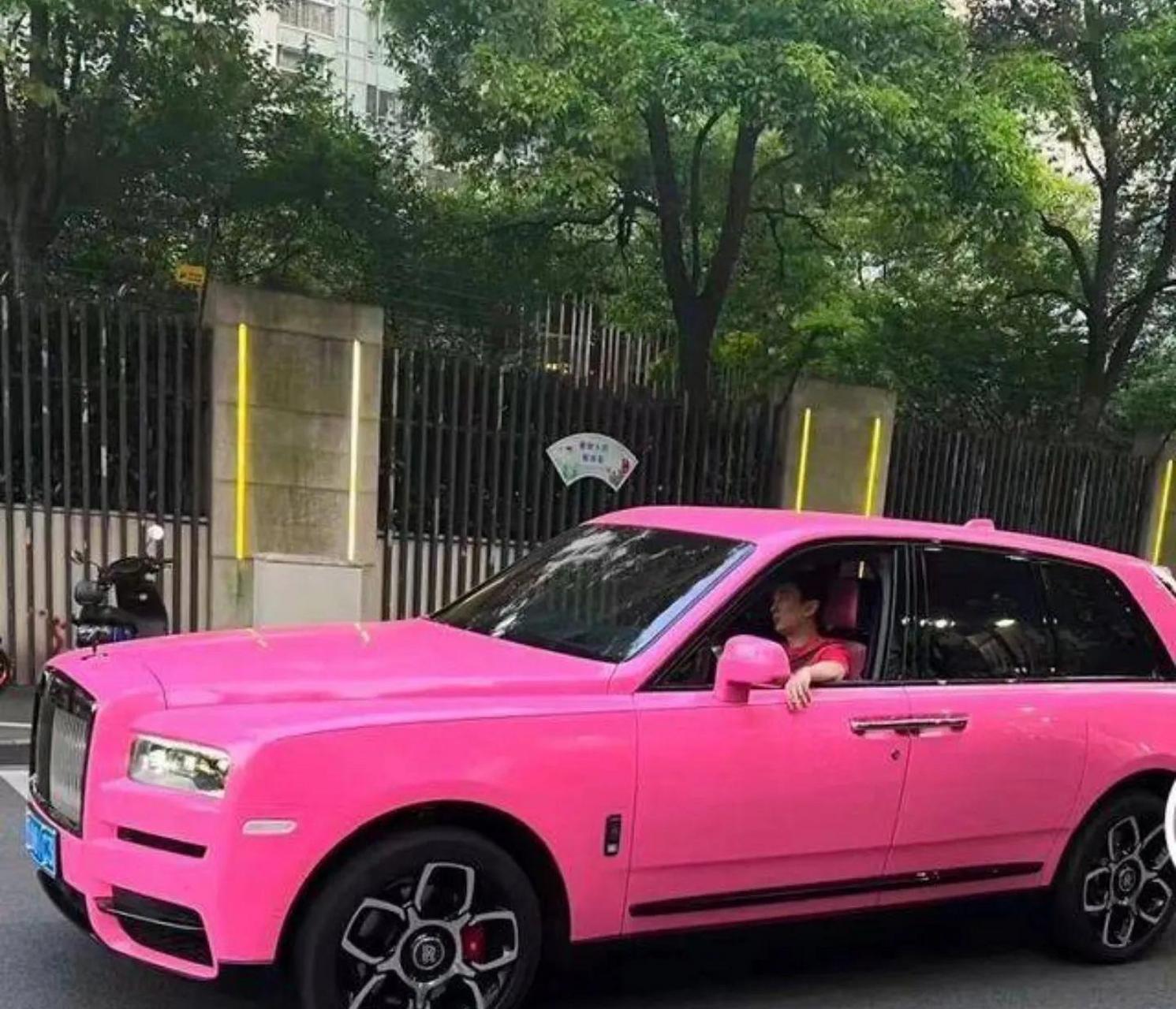 gif创作人# 王思聪这么有钱,开车上路的时候,也不爱开空调啊,是喜欢