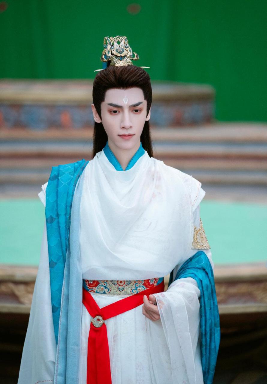 罗云熙《长月烬明》新剧照,白衣造型好帅气. 小伙伴儿,你怎么看?