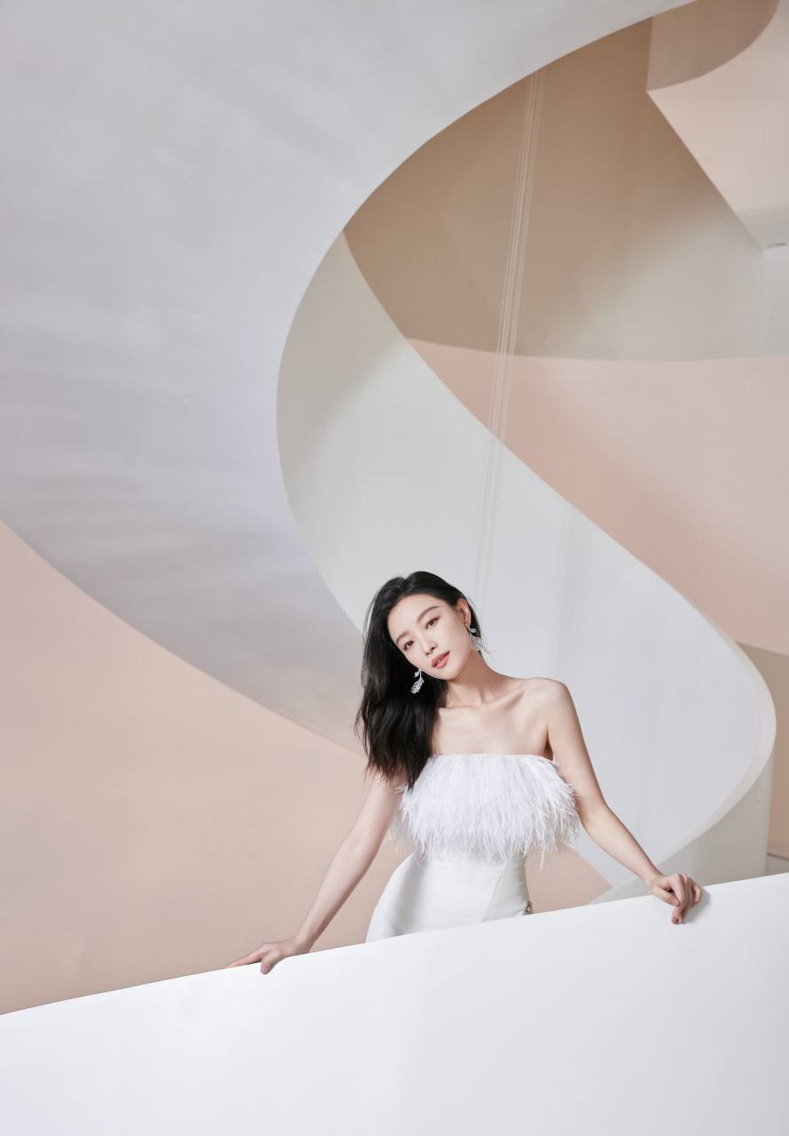 倪妮白色抹胸羽毛裙造型写真集[大哈][坏笑]