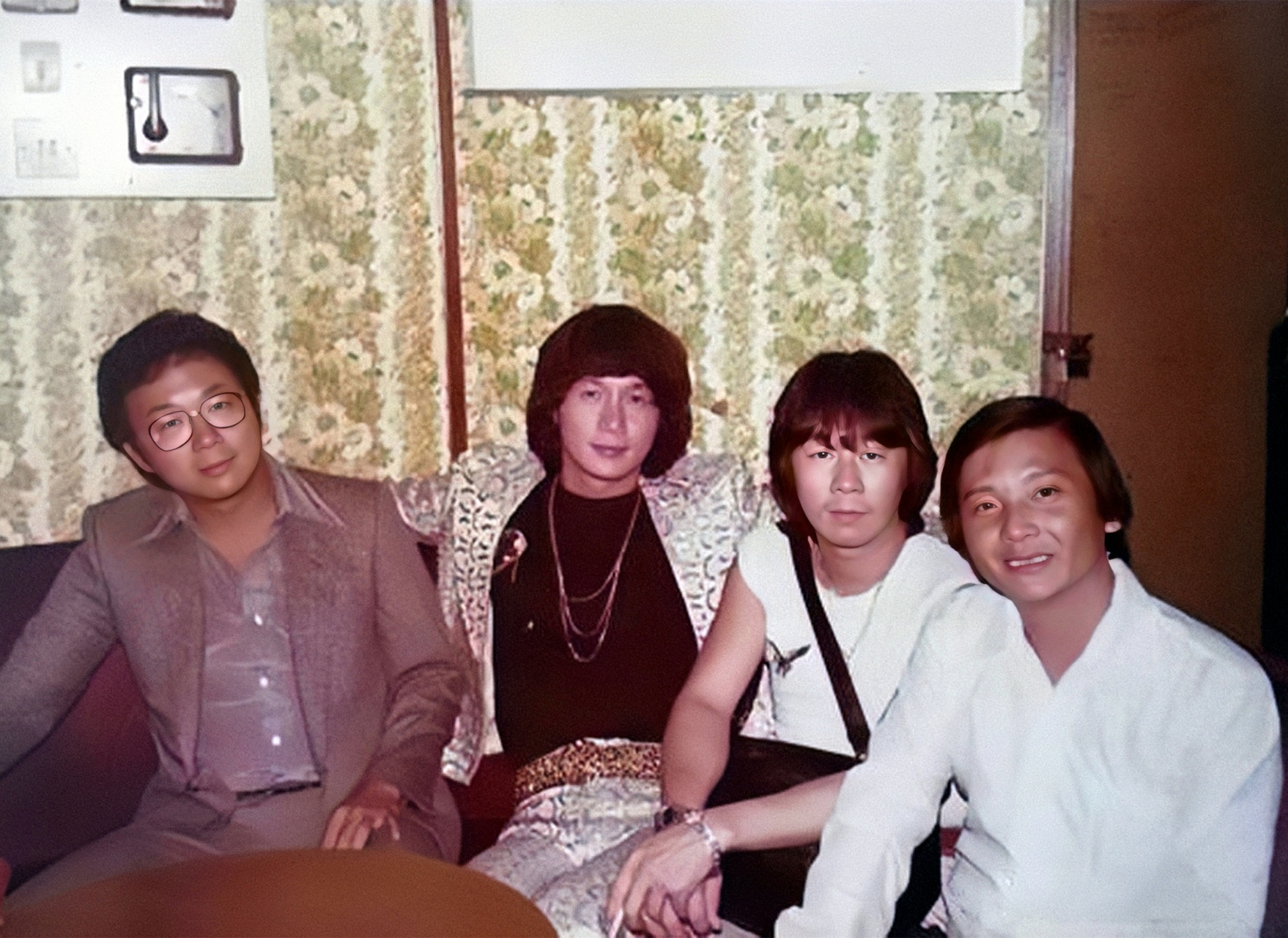 这四位就是香港娱乐圈的许氏兄弟,被人称为"许氏四杰".