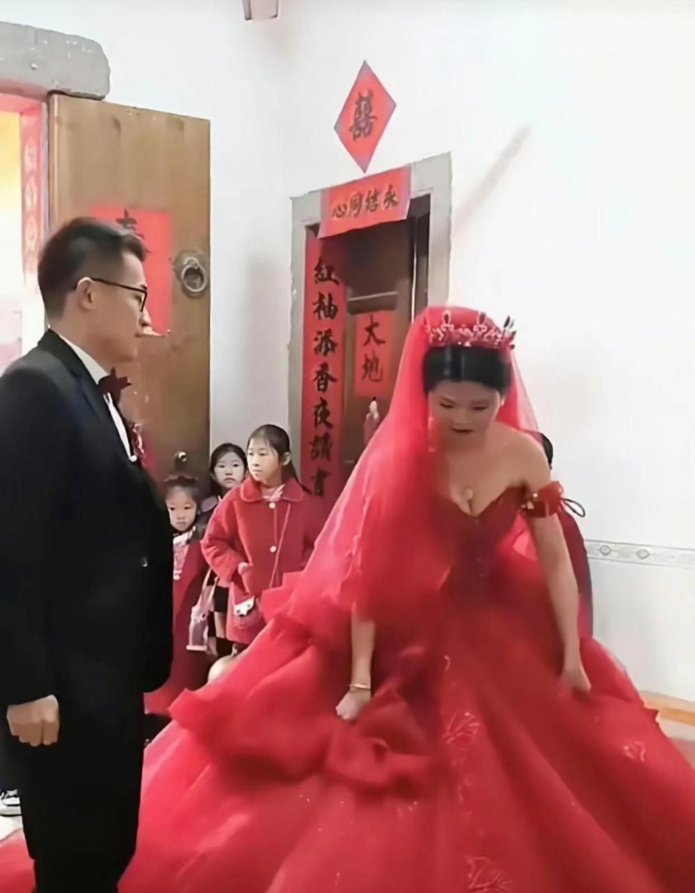 漂亮是挺漂亮.但是在农村一定会被别人戳脊梁骨