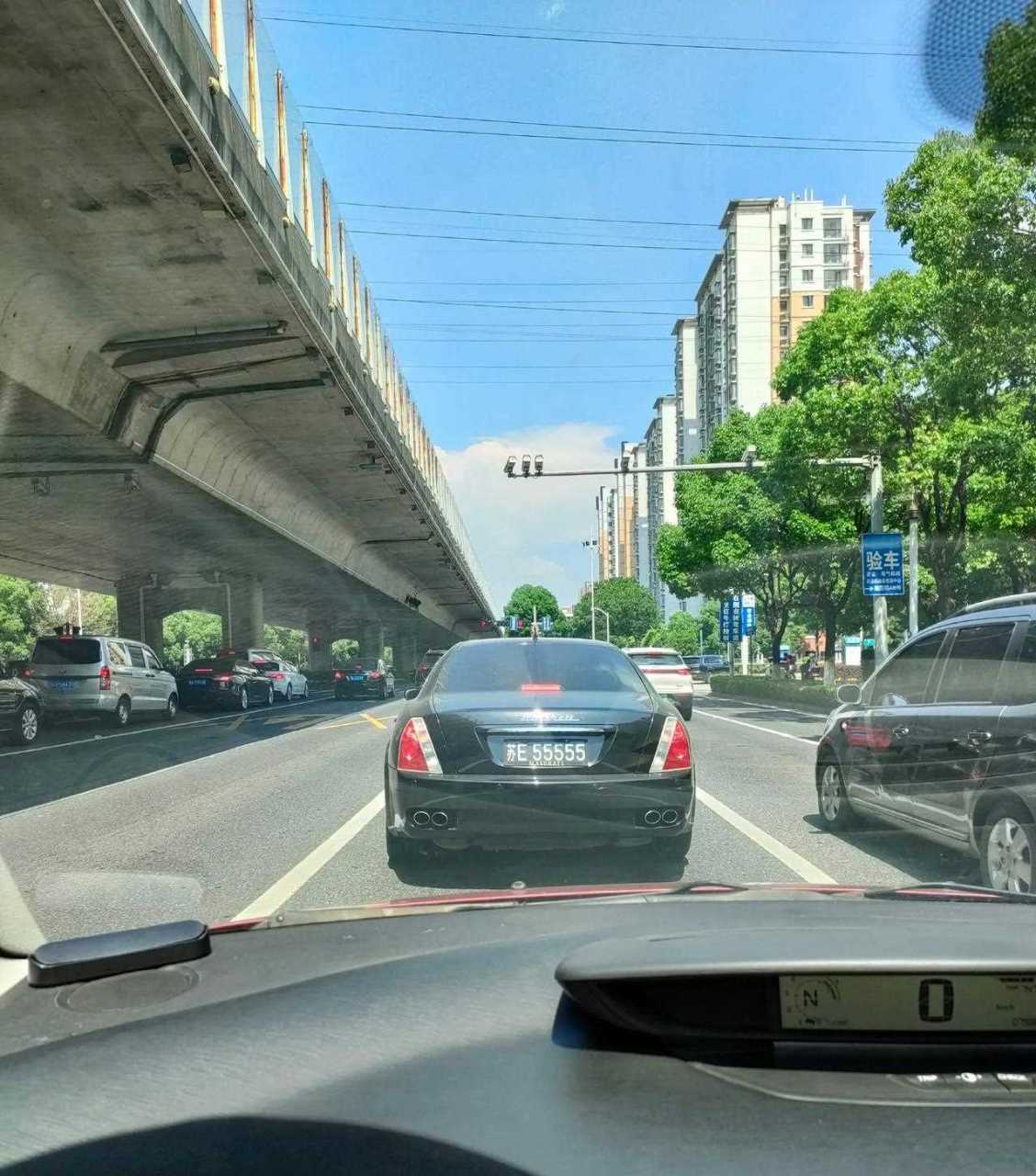 苏e55555,使用这张车牌的是第五代玛莎拉蒂quattroporte总裁,现在已经