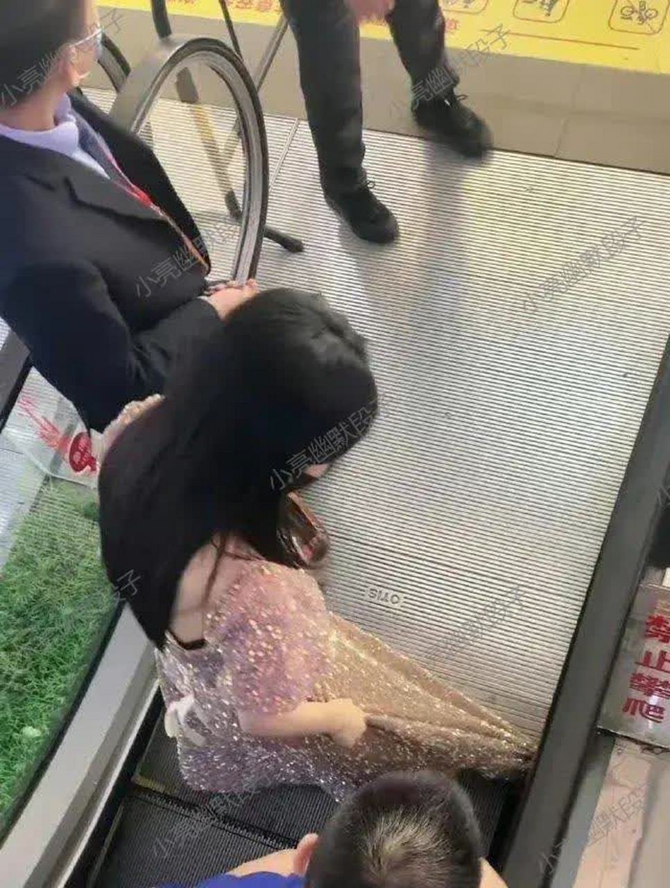 哎呀,我的裙子差点掉下来,好尴尬!