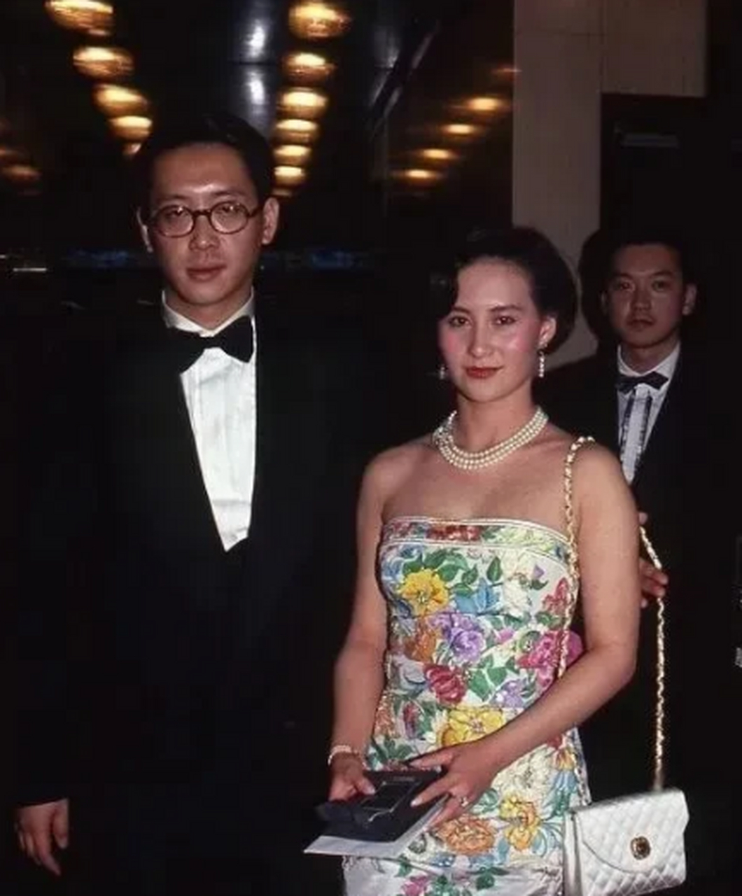 许晋亨和二婚妻子李嘉欣在一起时,每一张都是双手十指紧紧相扣,满脸笑