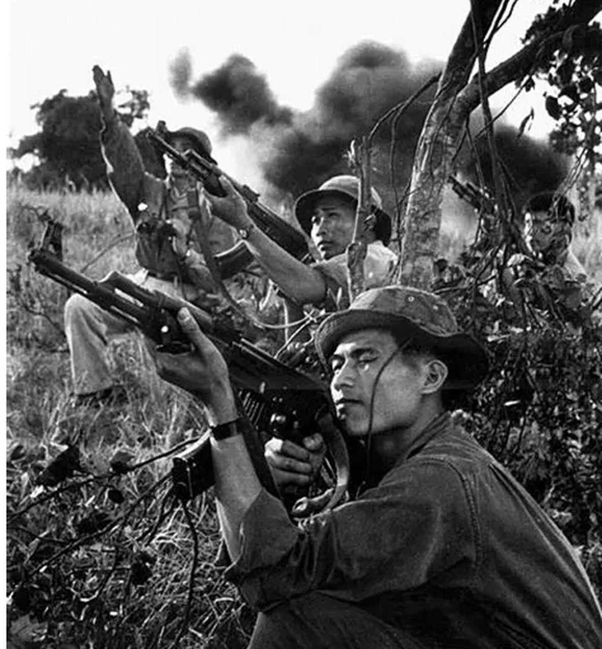 1965年7月越南地区,几十名北越军民兵在树林里不断游走,他们的目标是