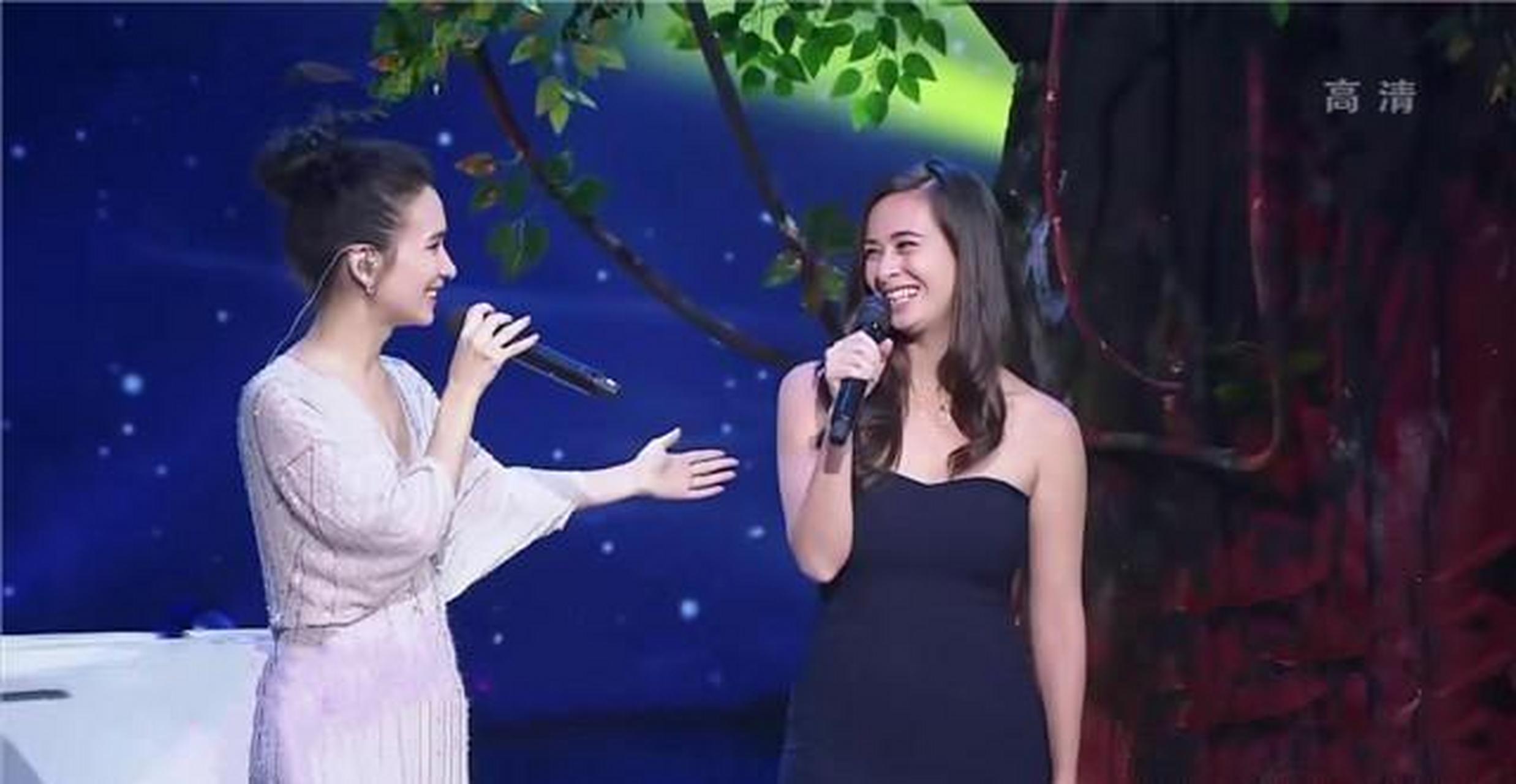 卢靖姗昔日带妹妹登台演唱,姐妹俩颜值超高,盛装亮相,打扮得非常友排