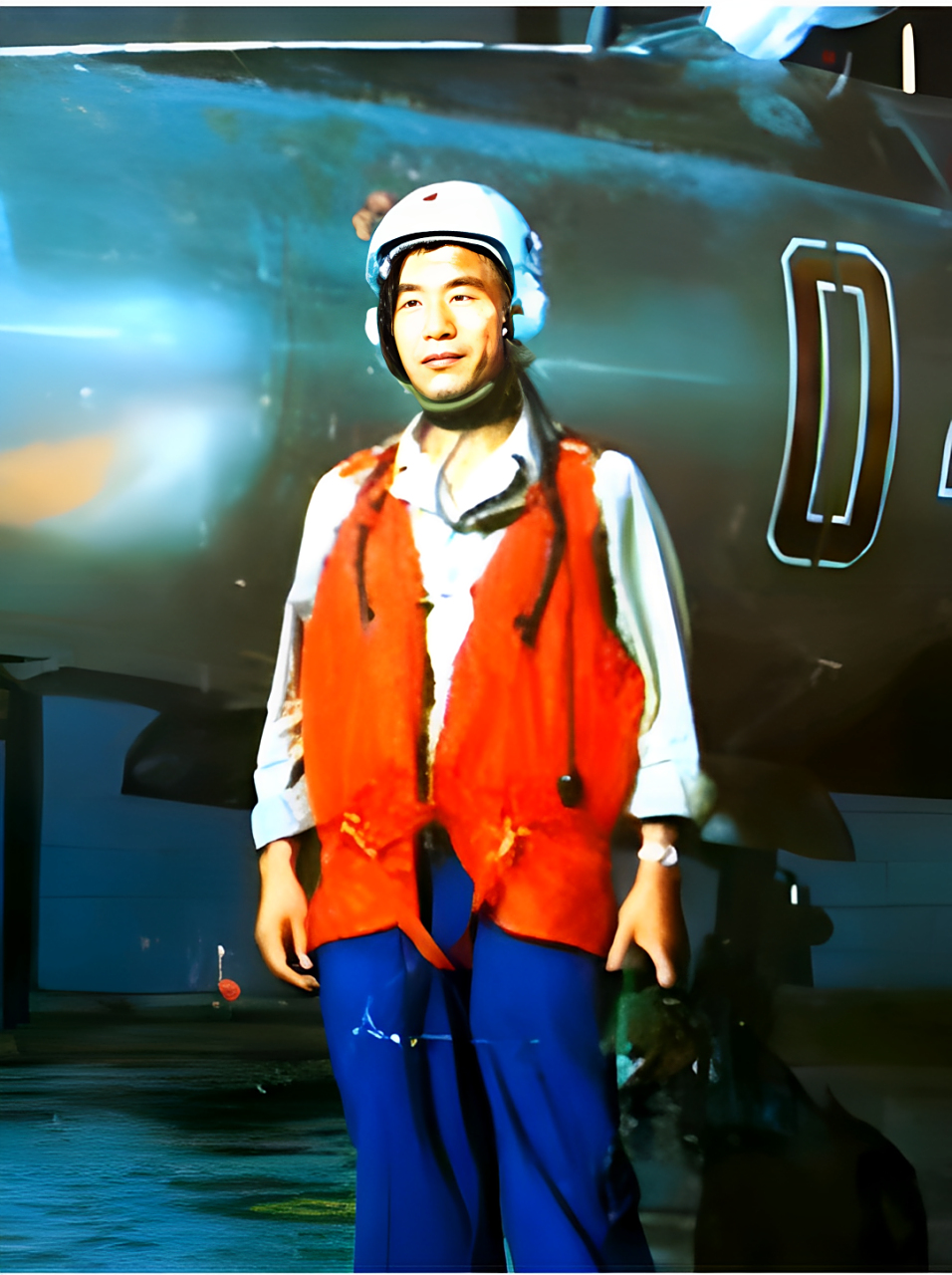 1983年,乘飞机叛逃的孙天勤对着镜头微笑,与他一起与熟悉的大明星