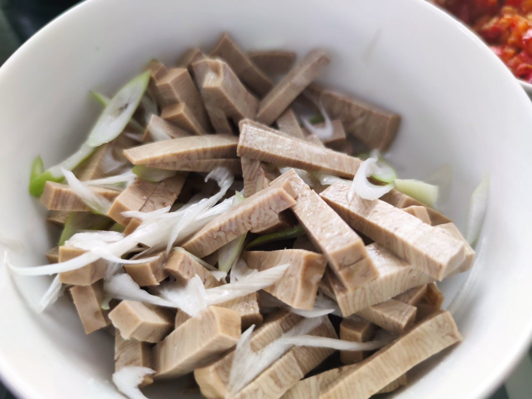 一,食材 豆干 1块 香葱 1条  二,方法/步骤 1,豆干去掉包装袋,洗净