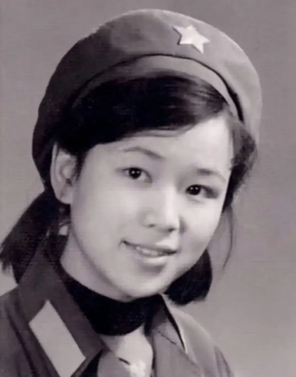 照片中的美女叫钟惠玲,她是二十多万老山作战官兵中唯一的二级女英模