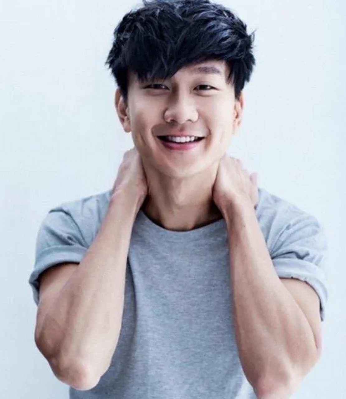 导演突然让陈妍希躺在桌子上,然后林俊杰在陈妍希xiong上写字,想要