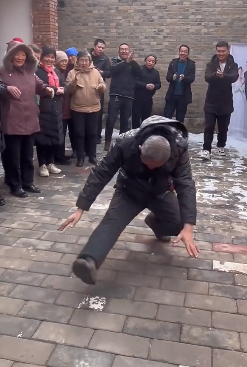 80年代流行的霹雳舞,大爷跳的不错,有功底