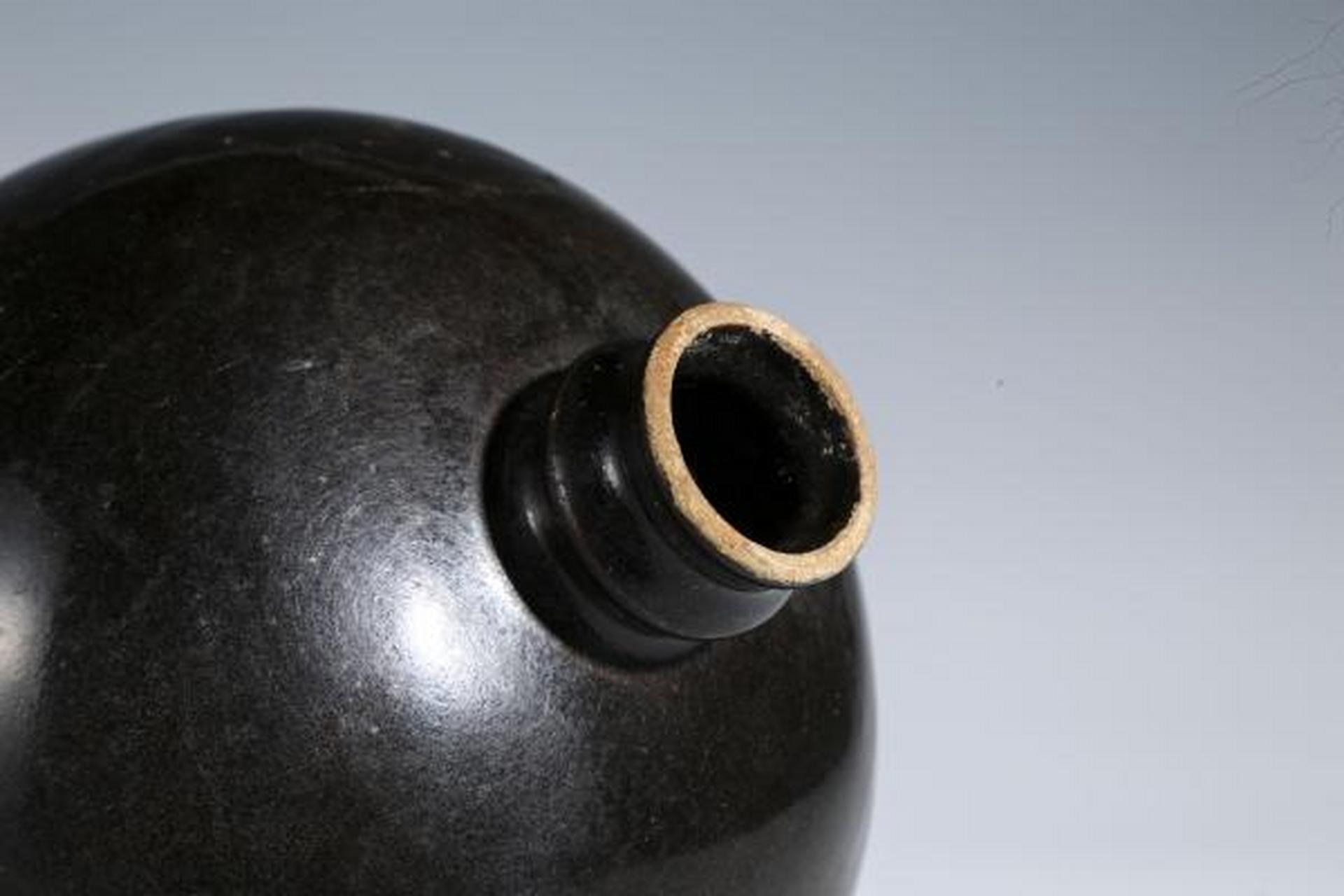 瓷器鉴赏# 此件金元·磁州窑黑釉嘟噜瓶,口径4.1cm,高22.3cm,底径9.