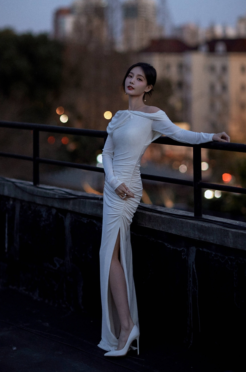 女明星李一桐户外照片,夜色美人更美,她这身材曲线,哪怕放在娱乐圈里