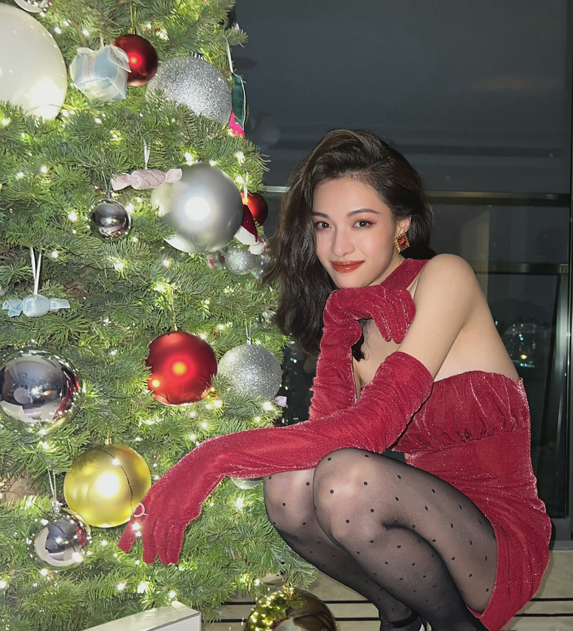 钟楚曦的圣诞风格写真,黑丝美腿精致俏佳人!